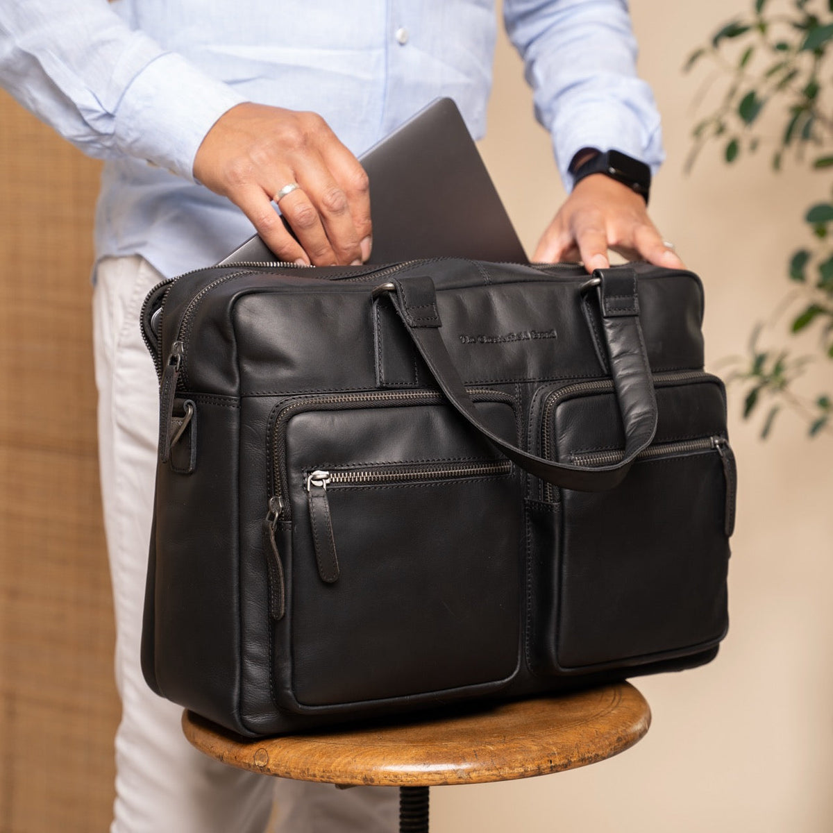 Misha Full-Grain Leather Laptop Bag pour Femme - Structured Side Profile Showing Gusset Depth &amp; Expansion Capacity
