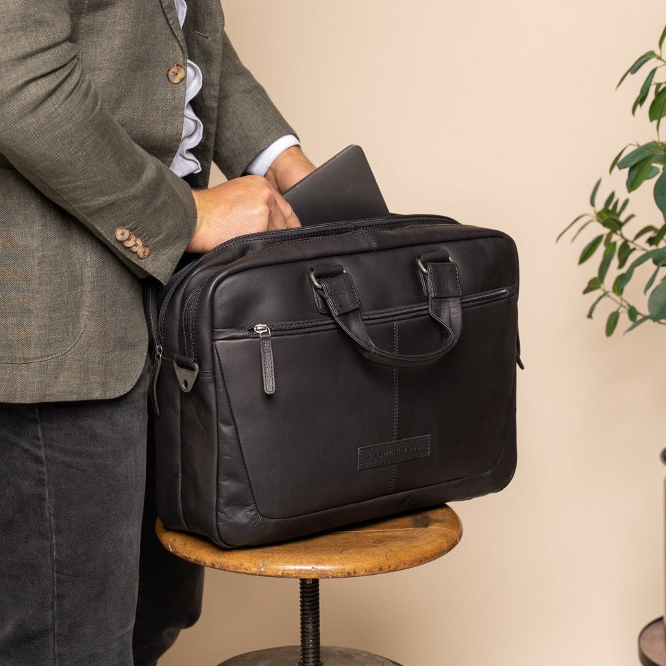 Seth Full-Grain Leather Laptop Bag - Profil latéral structuré montrant la profondeur du soufflet