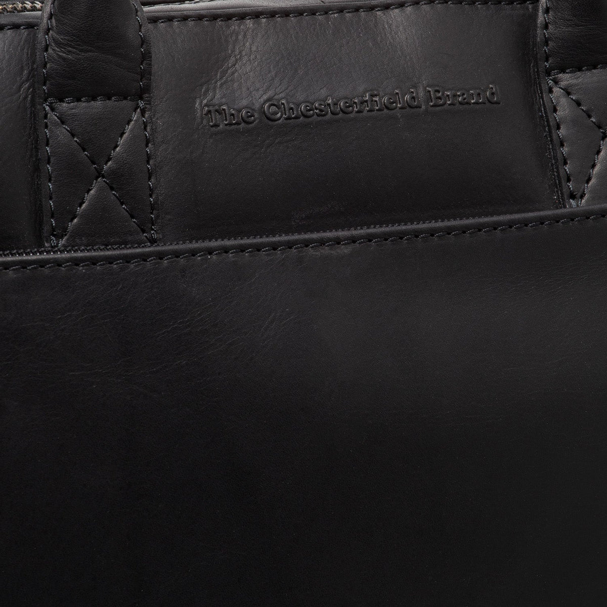 Solid Antique Brass Hardware &amp; Heavy-Duty Dual Zipper Detail on Tilbury Full-Grain Leather Laptop Bag pour Femme
