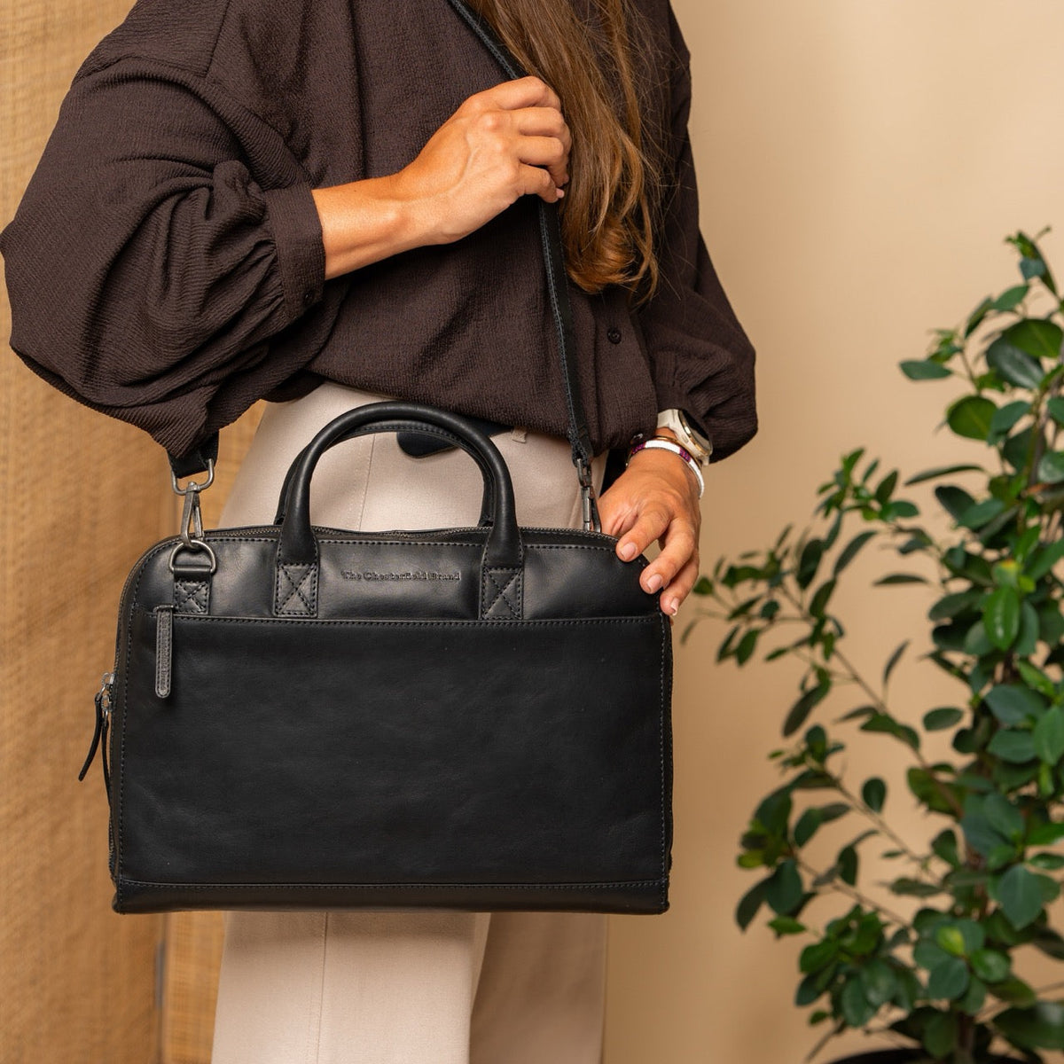 Tilbury Full-Grain Leather Laptop Bag pour Femme - Structured Side Profile Showing Gusset Depth &amp; Expansion Capacity