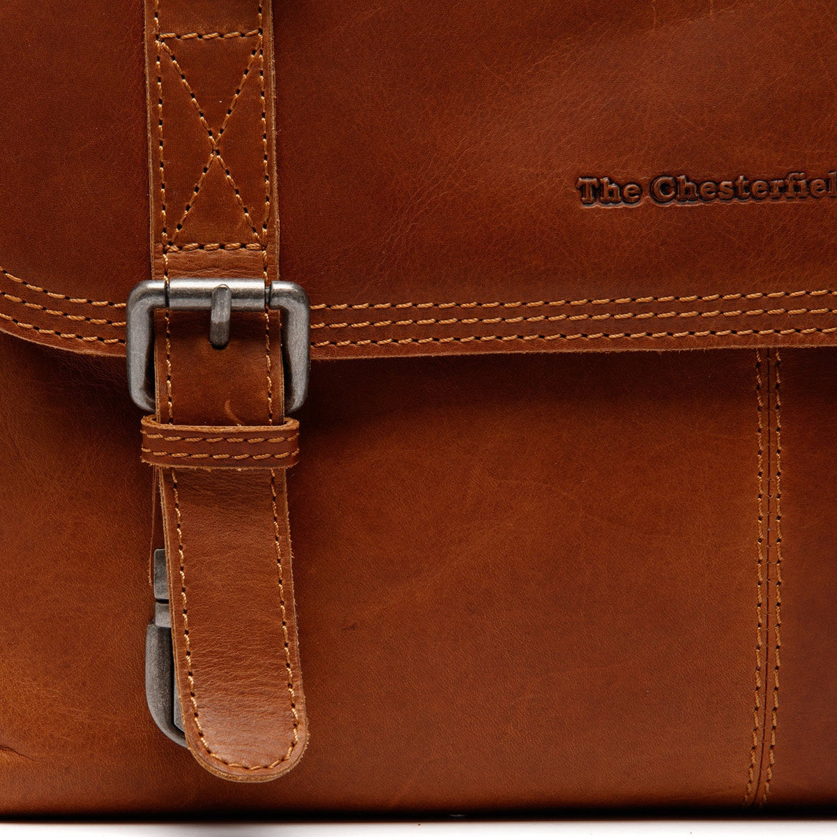 Solid Antique Brass Hardware &amp; Heavy-Duty Dual Zipper Detail on Veneto Full-Grain Leather Laptop Bag pour Femme