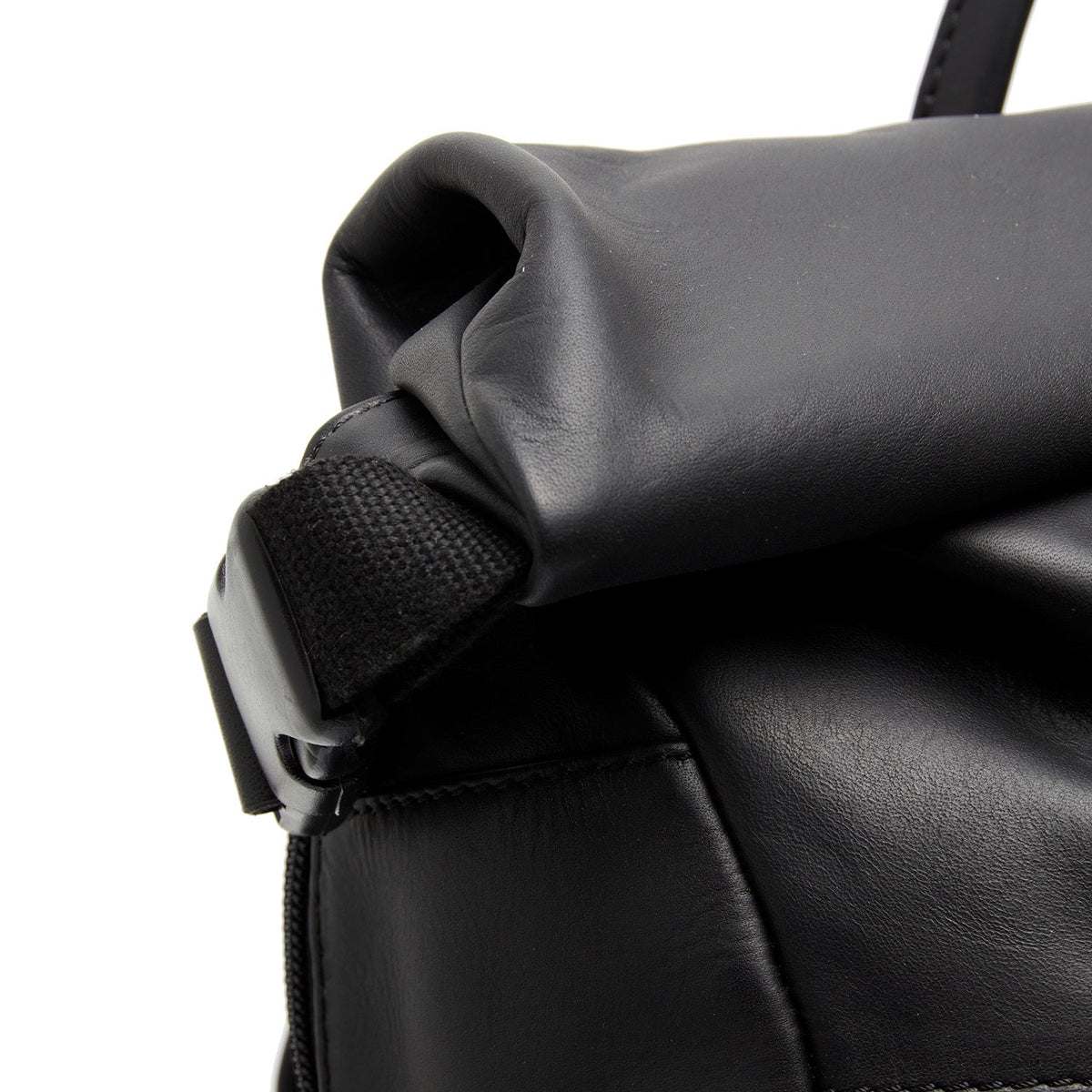 Mazara Full-Grain Leather Roll-top Backpack pour Femme - Structured Side Profile Showing Gusset Depth &amp; Expansion Capacity