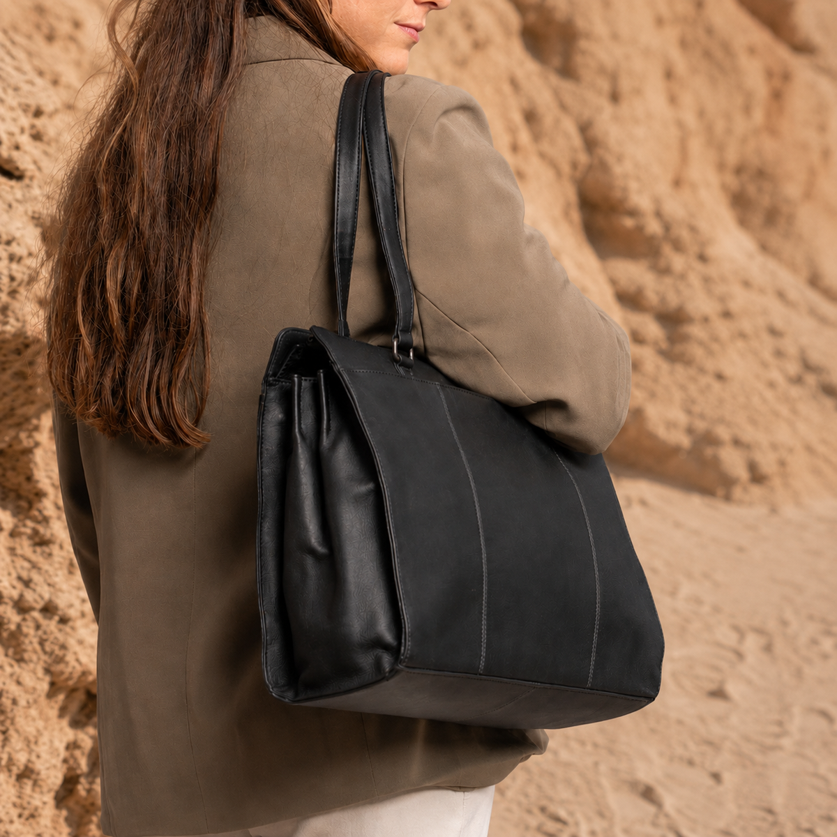 
Classic 100% Full-Grain leather Bag - Perspective arrière montrant les bretelles en cuir renforcées