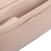 Solid Antique Brass Hardware &amp; Heavy-Duty Dual Zipper Detail on Liora Full-Grain Leather Shoulder Bag pour Femme