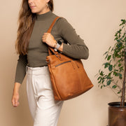 Rome Full-Grain Leather Shoulder Bag pour Femme - Structured Side Profile Showing Gusset Depth &amp; Expansion Capacity