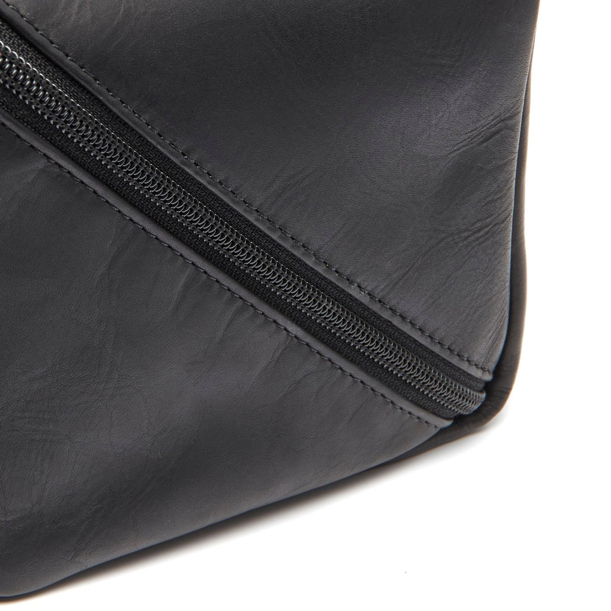 Vue détaillée of Classic Collar &amp; Heavy-Duty Zipper Hardware on Elmia Full-Grain Leather Toiletry Bag pour Femme
