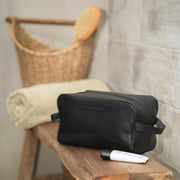 Stacey Full-Grain Leather Toiletry Bag pour Femme - Vue de profil avec coupe de manche ergonomique