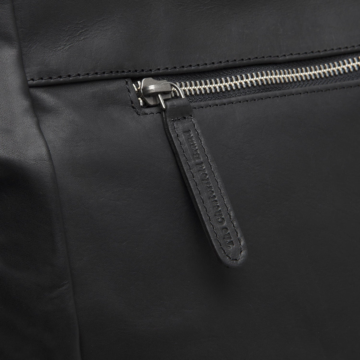 Solid Antique Brass Hardware &amp; Heavy-Duty Dual Zipper Detail on Berlin Full-Grain Leather Tote Bag pour Femme