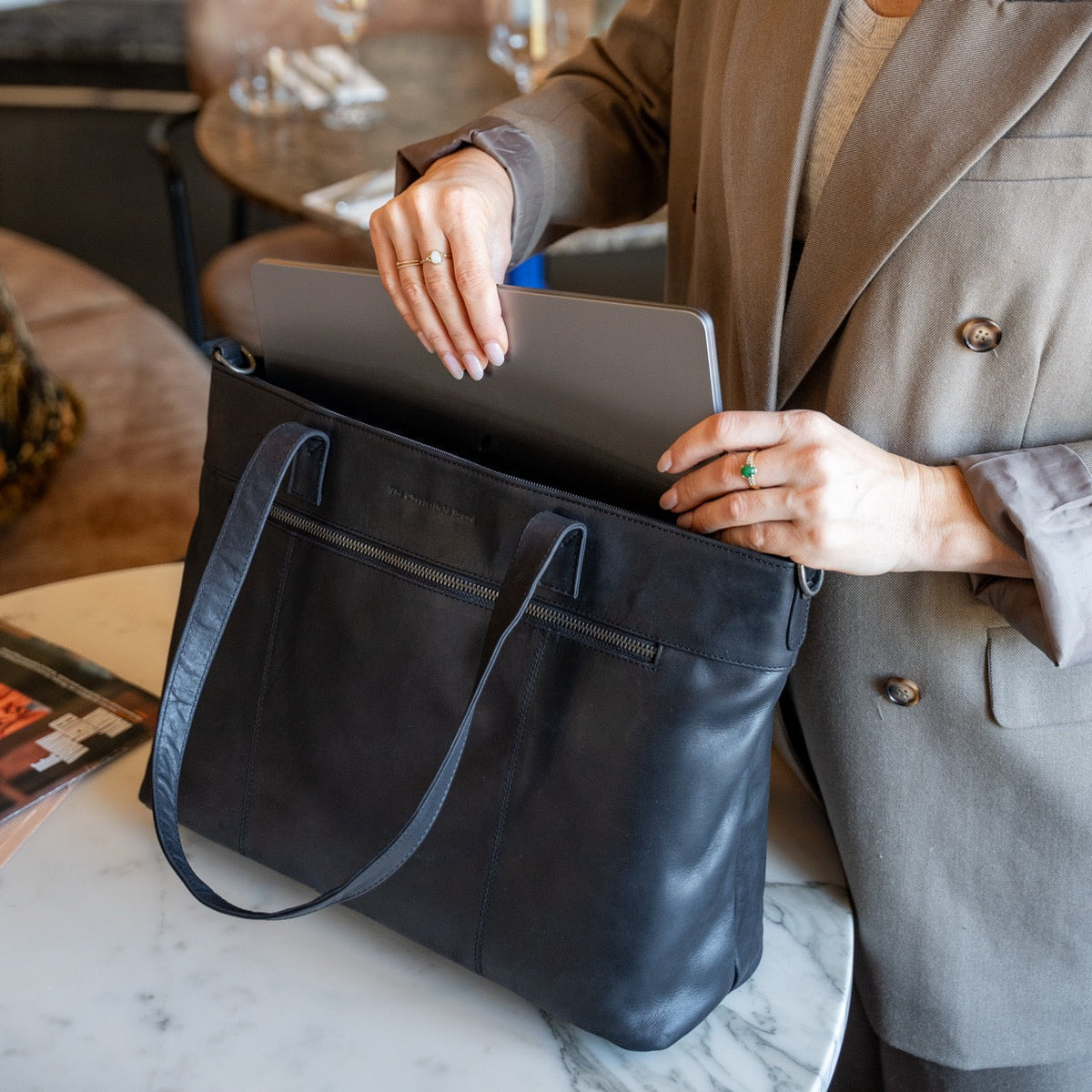 
Solid Antique Brass Hardware & Heavy-Duty Dual Zipper Detail on Osira Sac cabas en cuir pleine fleur