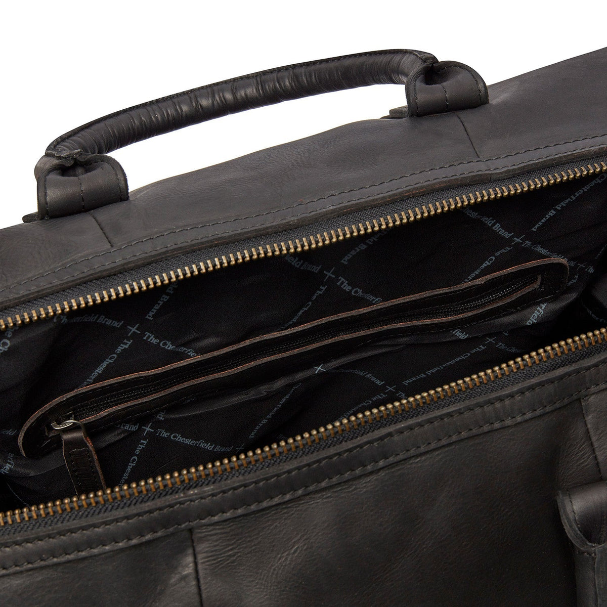 
Solid Antique Brass Hardware & Heavy-Duty Dual Zipper Detail on Portsmouth Sac week-end en cuir pleine fleur