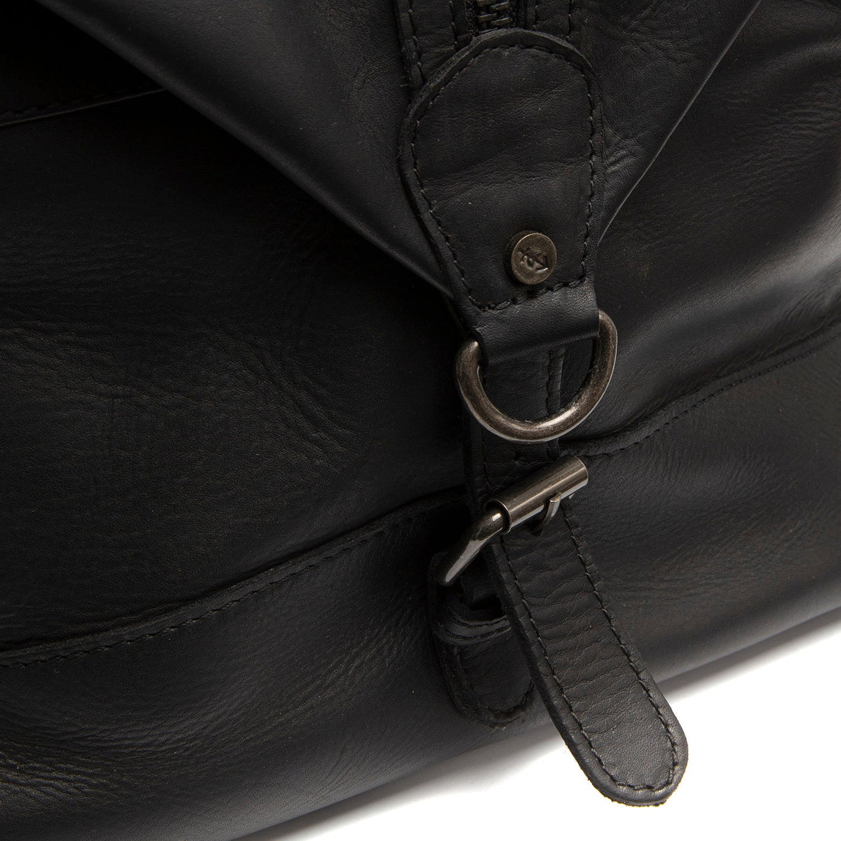 
Solid Antique Brass Hardware & Heavy-Duty Dual Zipper Detail on Portsmouth II Sac week-end en cuir pleine fleur