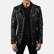 
Legacy Noir Veste Motard en Cuir pour Homme in Black Cowhide Leather - Vue de face & silhouette ajustée | Acheter en ligne