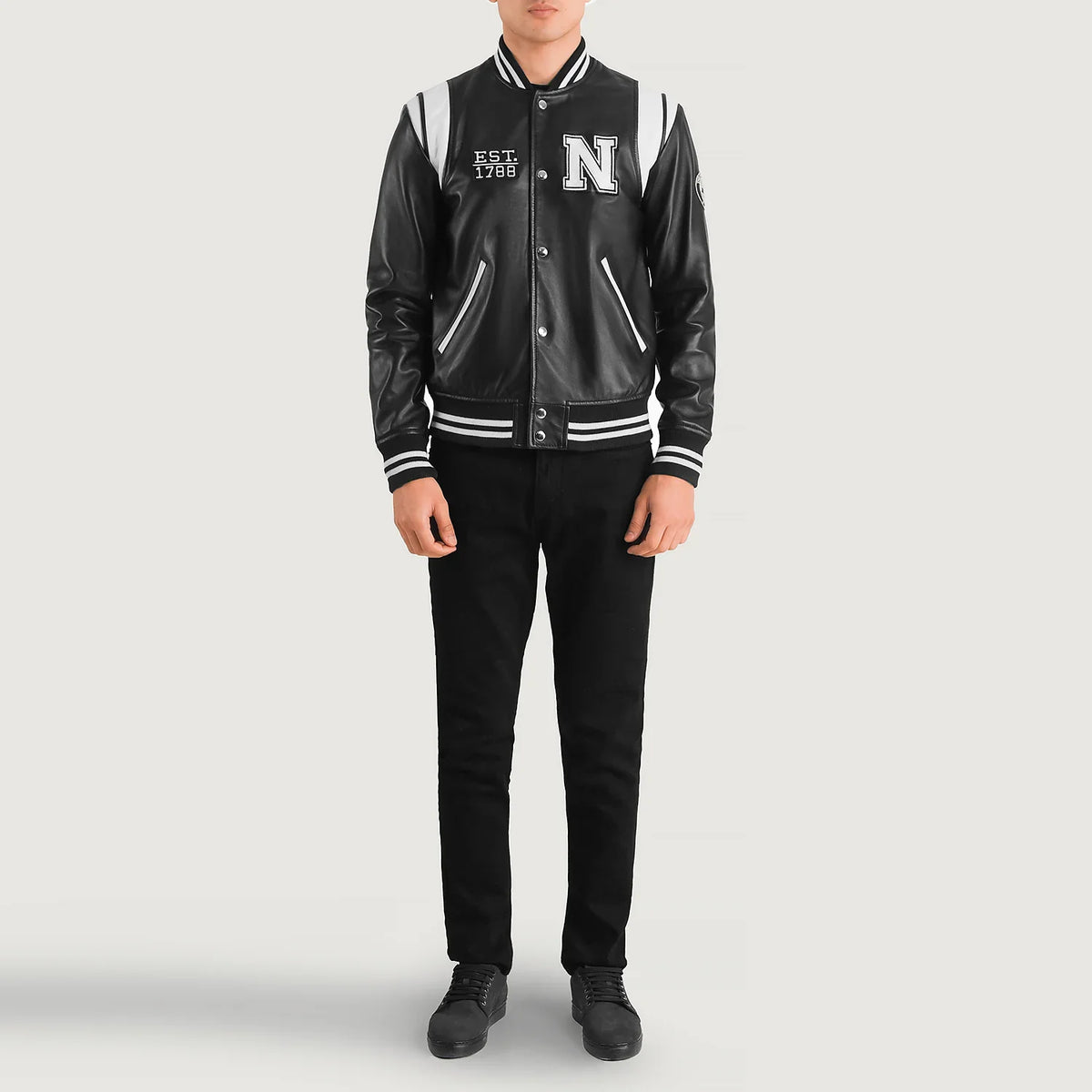 
Liberte New York Noir Leather Varsity Veste en Cuir pour Homme - Vue de profil mettant en valeur la coupe de manche ergonomique