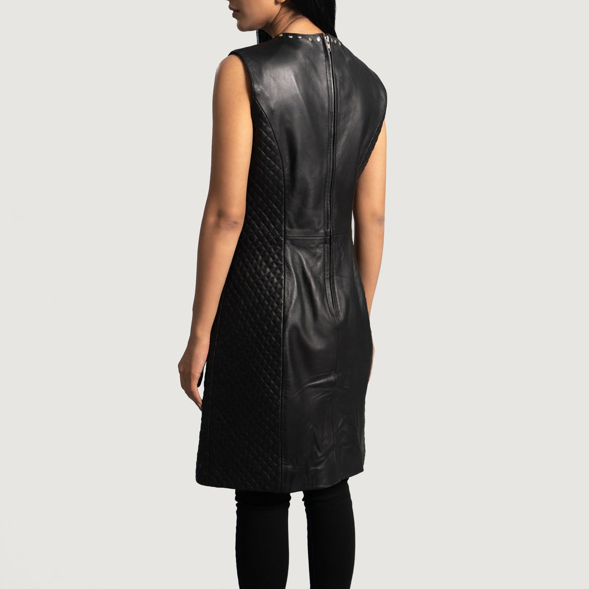 Women's Luxe Noir Leather Dress pour Femme - Vue de profil avec coupe de manche ergonomique