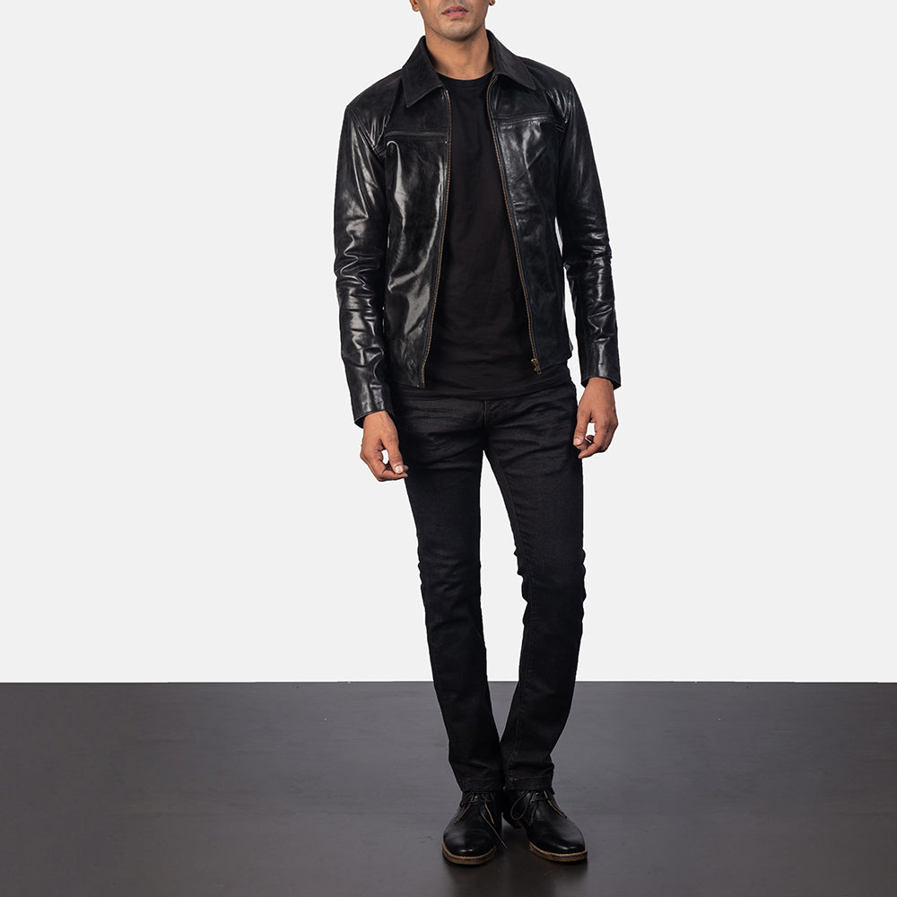 
Gros plan sur le col chemise et les zips métalliques de Mystical Black Leather Jacket