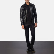 
Gros plan sur le col chemise et les zips métalliques de Mystical Black Leather Jacket