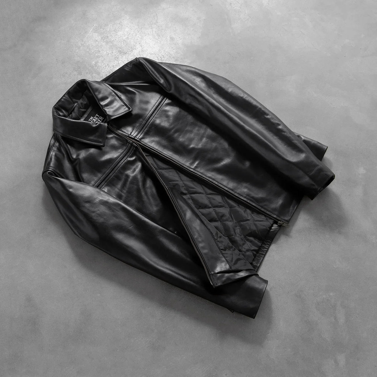 
Perspective portée de Mystical Black Leather Jacket sur modèle - Tombé naturel à la lumière du jour