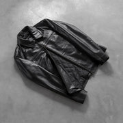 
Perspective portée de Mystical Black Leather Jacket sur modèle - Tombé naturel à la lumière du jour