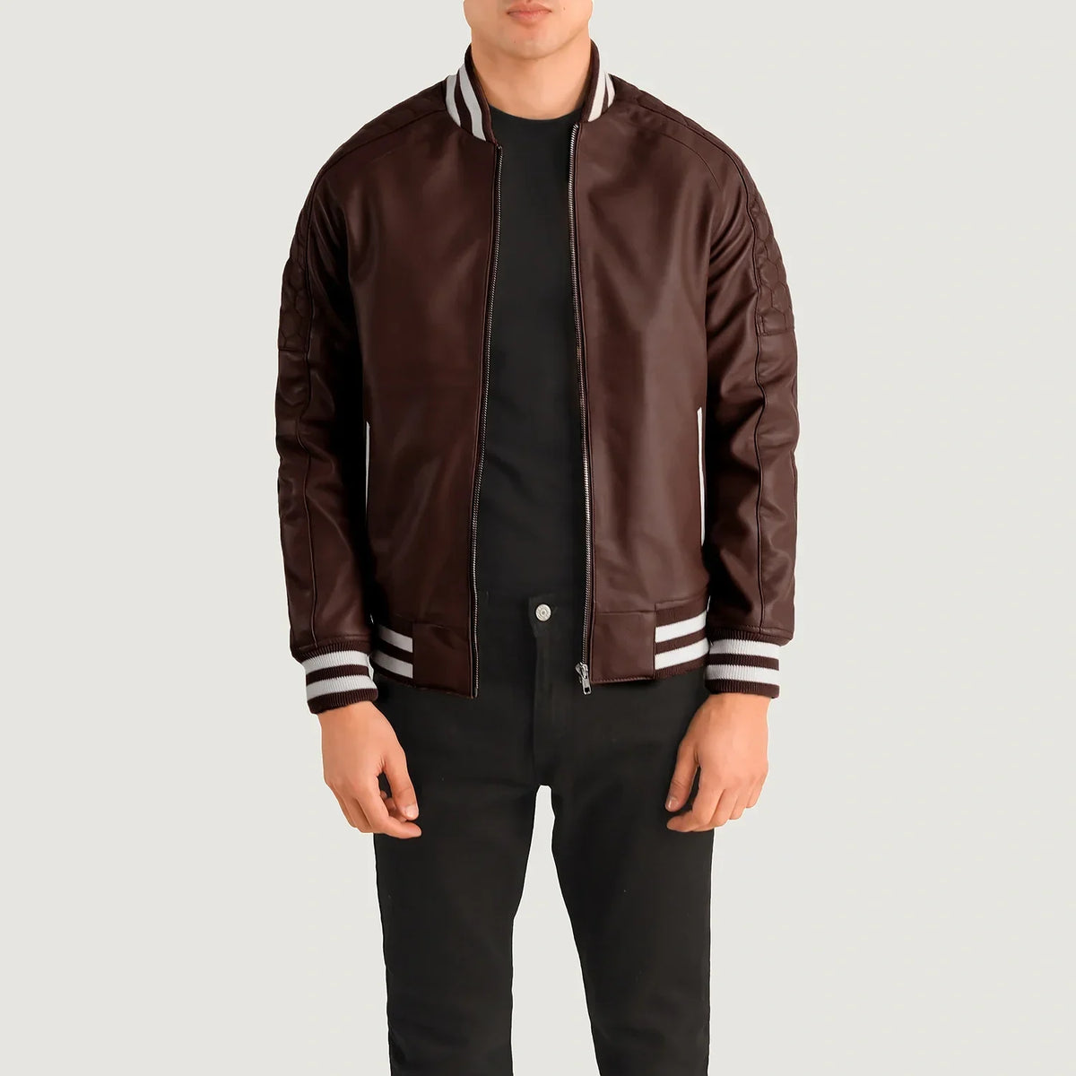 Pascal Bordeaux Leather Varsity Veste en Cuir pour Homme in Maroon Sheepskin Leather - Vue de face &amp; silhouette ajustée | Acheter en ligne