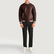Pascal Bordeaux Leather Varsity Veste en Cuir pour Homme - Vue de profil avec coupe de manche ergonomique