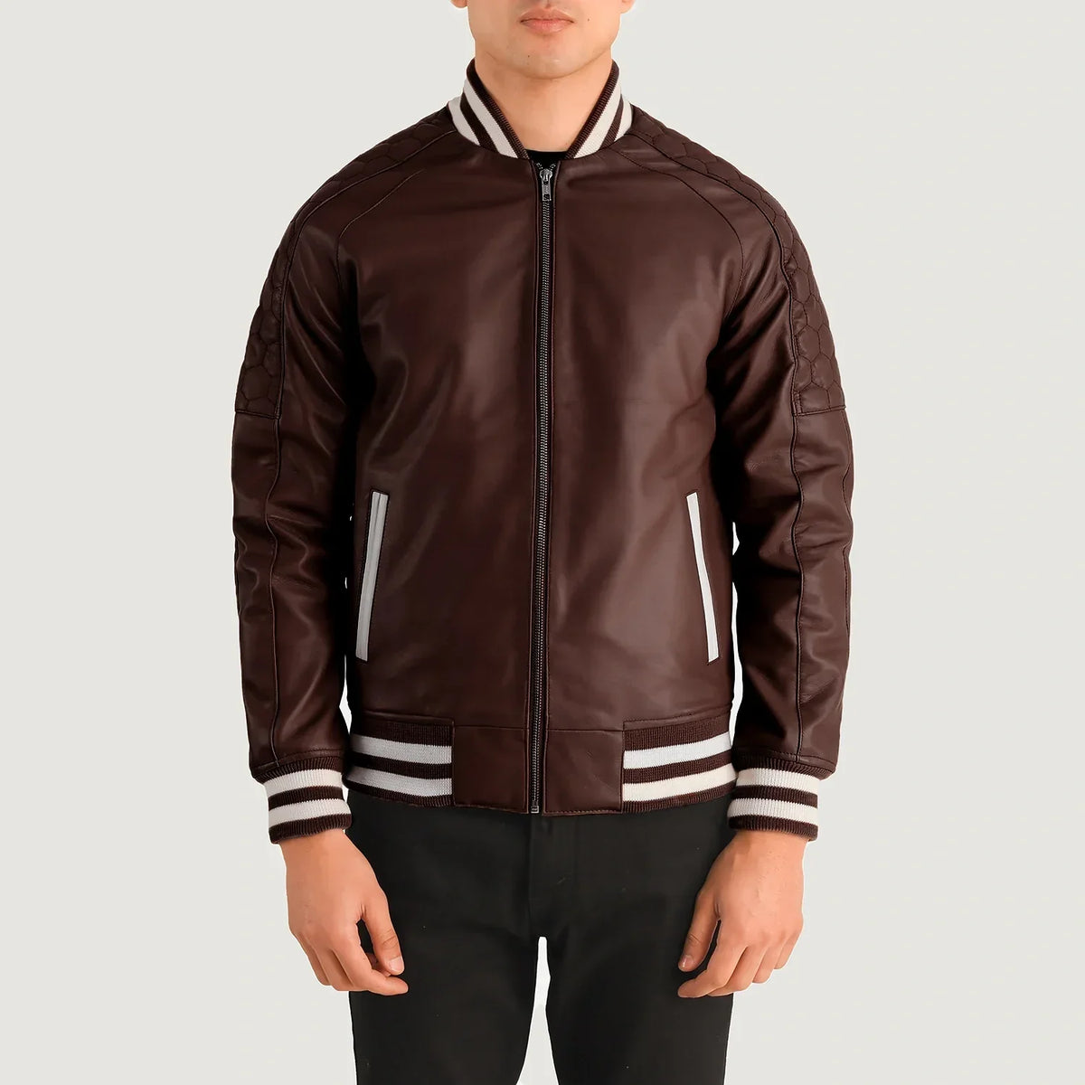 Vue détaillée of Varsity collar &amp; Zipper Hardware on Pascal Bordeaux Leather Varsity Veste en Cuir pour Homme