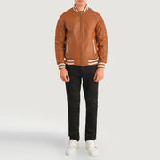 
Pascal Camel Marron Leather Varsity Veste en Cuir pour Homme - Vue de profil mettant en valeur la coupe de manche ergonomique
