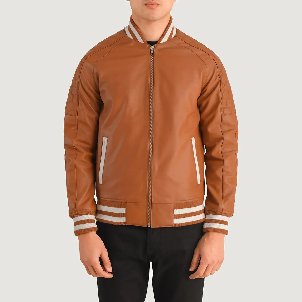 
Vue détaillée of Varsity collar & Zipper Hardware on Pascal Camel Marron Leather Varsity Veste en Cuir pour Homme