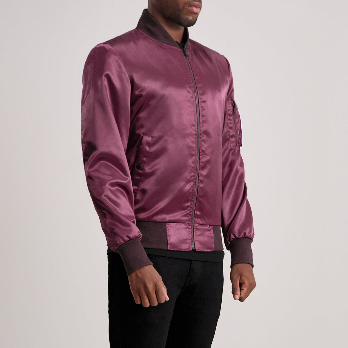 
Maroon Satin Bomber Jacket - Vue arrière montrant la carrure ajustée et l'ourlet net