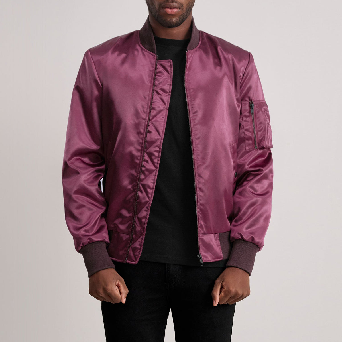 
Quinton MA-1 Bordeaux Blouson Bombardier en Cuir pour Homme - Vue de profil mettant en valeur la coupe de manche ergonomique
