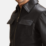 
Gros plan sur le col chemise et les zips métalliques de Raven Noir Veste en Cuir pour Homme
