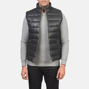Men's Reeves Noir Leather Puffer Vest pour Homme in Black Sheepskin Leather - Vue de face &amp; silhouette ajustée | Acheter en ligne