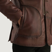 
Rocky Marron Fur Manteau en Cuir pour Homme - Vue de profil mettant en valeur la coupe de manche ergonomique