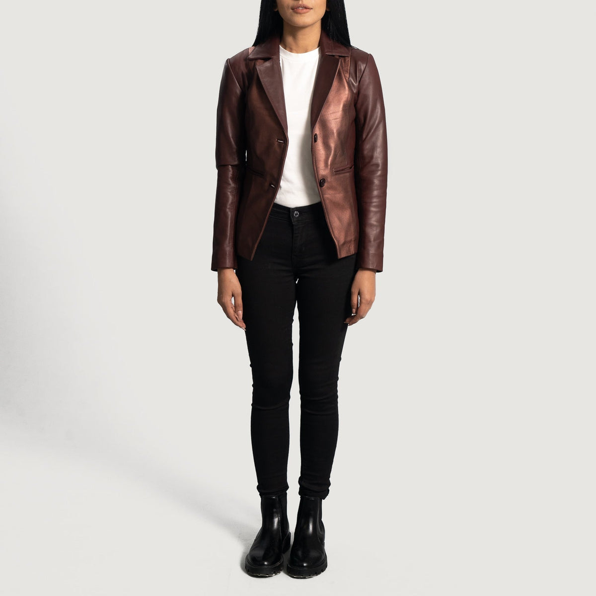 
Vue détaillée of Notch & Button Hardware on Ruby Metallic Bordeaux Blazer en Cuir en Cuir pour Femme