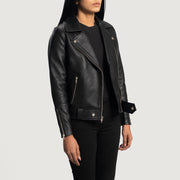 
Perspective portée de Rumy Maroon Leather Biker Jacket sur modèle - Tombé naturel à la lumière du jour