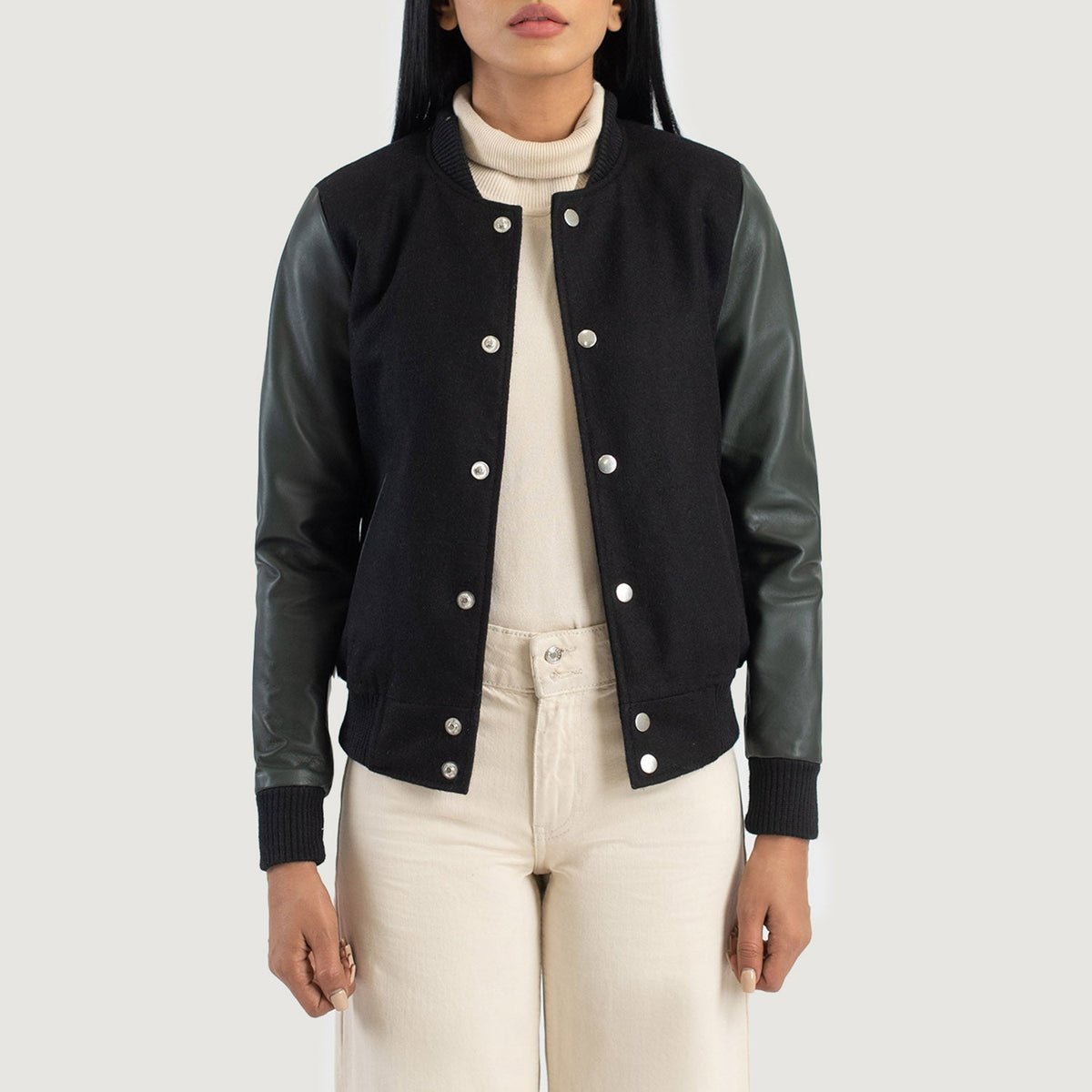 
Savant Green Hybrid Varsity Jacket in Green Sheepskin Leather - Vue de face & silhouette ajustée | Acheter en ligne