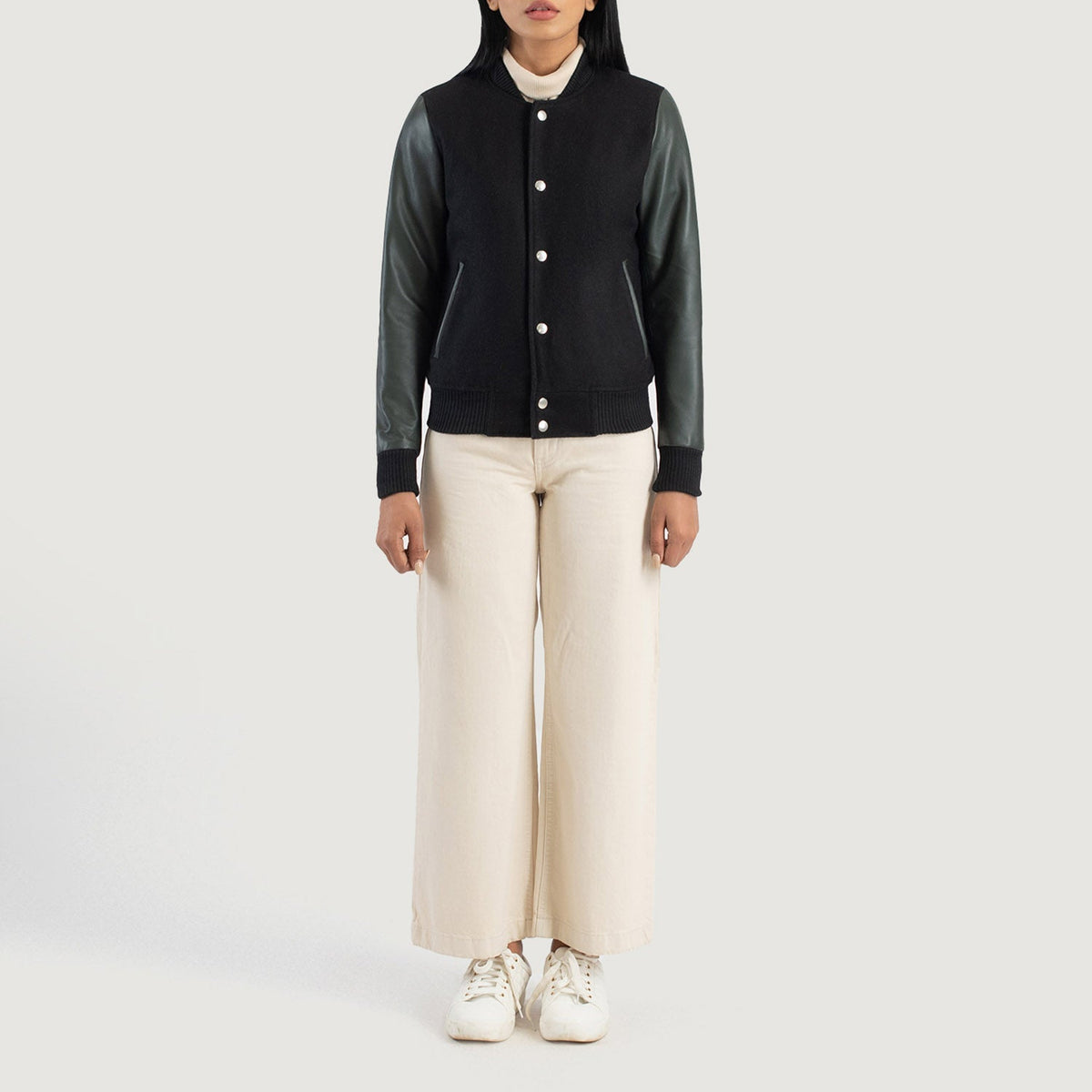 
Savant Green Hybrid Varsity Jacket - Vue de profil mettant en valeur la coupe de manche ergonomique