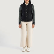 
Savant Green Hybrid Varsity Jacket - Vue de profil mettant en valeur la coupe de manche ergonomique