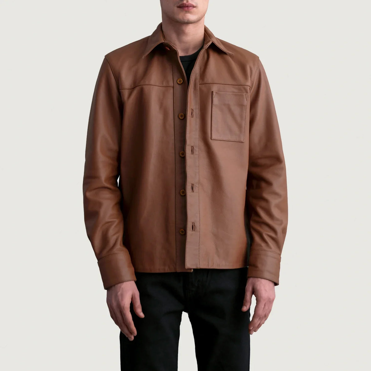 Scout Matte Marron Leather Shirt pour Homme in Matte Brown Cowhide Leather - Vue de face &amp; silhouette ajustée | Acheter en ligne