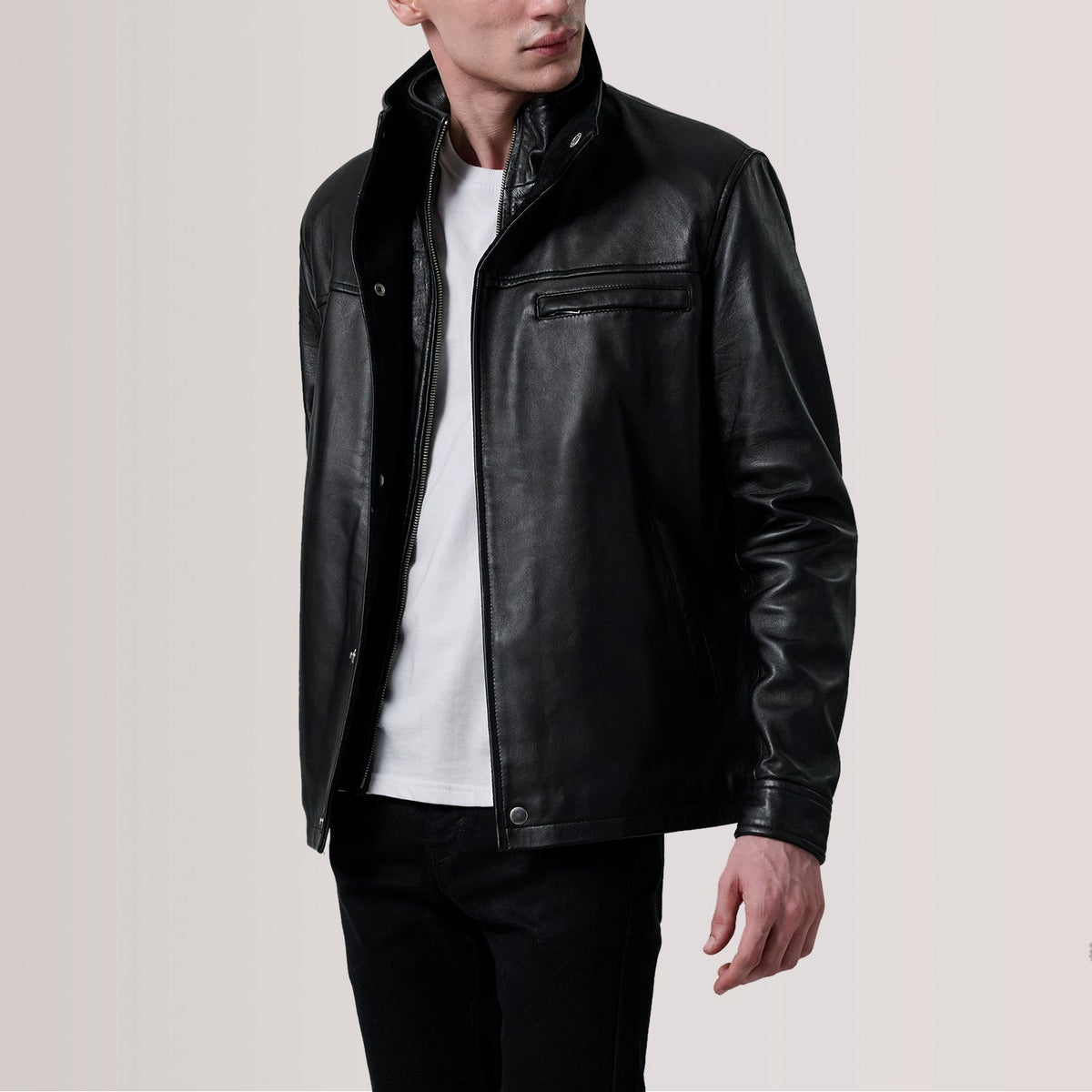 Sean Noir Leather Classic Veste en Cuir pour Homme For Men in Black Sheepskin Leather - Vue de face &amp; silhouette ajustée | Acheter en ligne