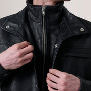 Vue détaillée of Shirt &amp; Zipper Hardware on Sean Noir Snuffed Classic Veste en Cuir pour Homme For Men