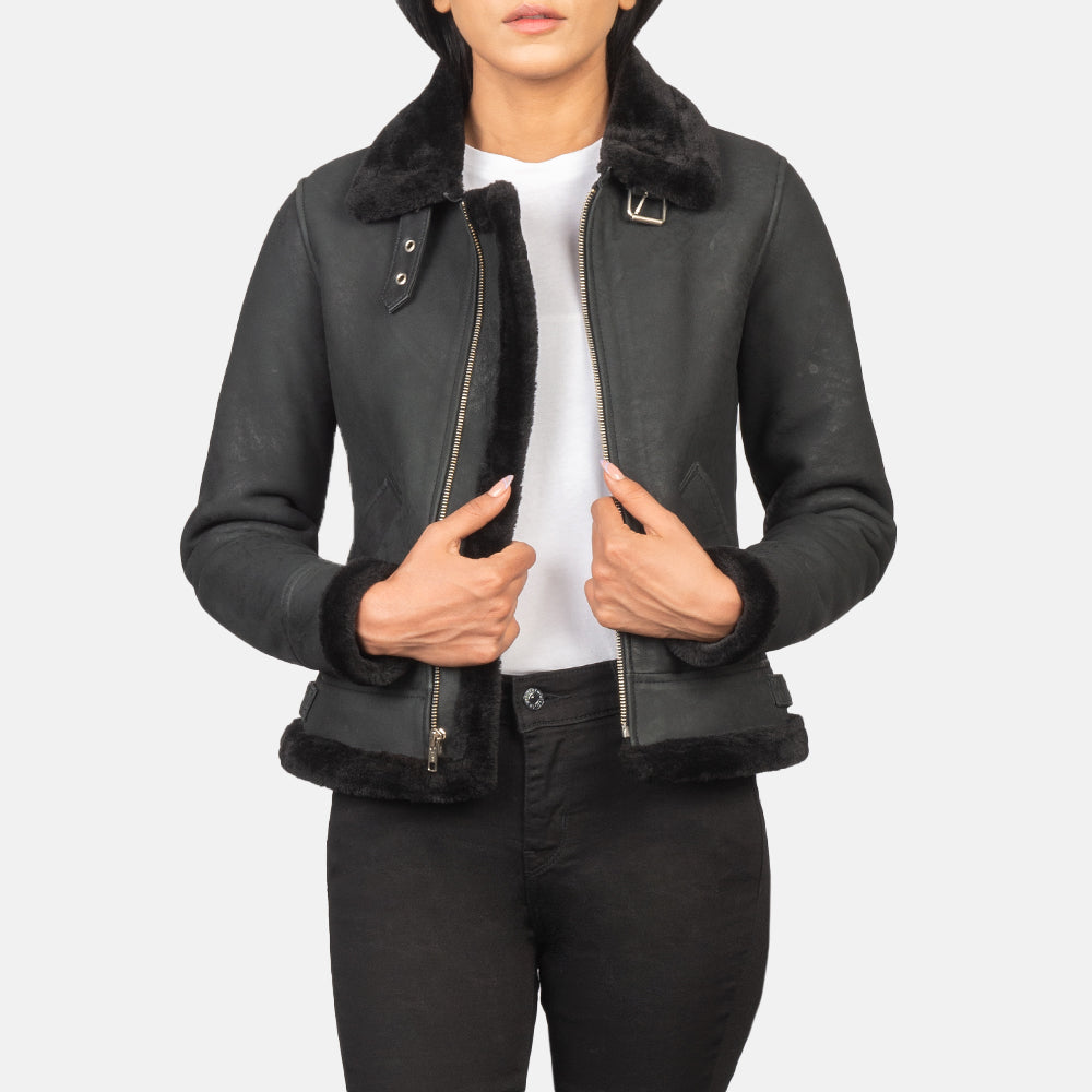 
Sherilyn B-3 Distressed Black Leather Bomber Jacket in Distressed Black Sheepskin Snuffed - Vue de face & silhouette ajustée | Acheter en ligne