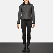 
Sherilyn B-3 Distressed Black Leather Bomber Jacket - Vue de profil mettant en valeur la coupe de manche ergonomique