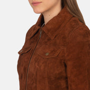 
Suzy Brown Suede Trucker Jacket - Vue de profil mettant en valeur la coupe de manche ergonomique