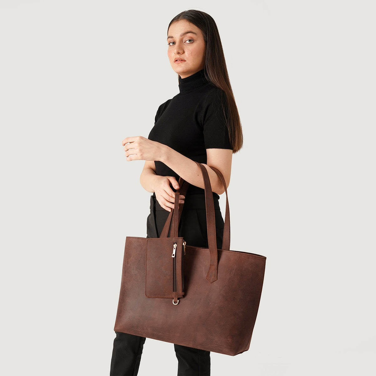 
Distressed Brown Full-Grain leather Bag - Perspective arrière montrant les bretelles en cuir renforcées