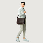 
Vintage Brown Full-Grain Leather Messenger Bag - Perspective arrière montrant les bretelles en cuir renforcées