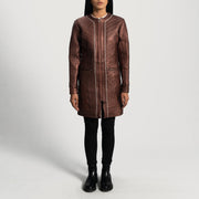 
Trudy Lane Matelassé Bordeaux Manteau en Cuir pour Femme - Vue de profil mettant en valeur la coupe de manche ergonomique