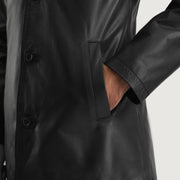 
Urban Slate Noir Manteau en Cuir pour Homme - Vue de profil mettant en valeur la coupe de manche ergonomique