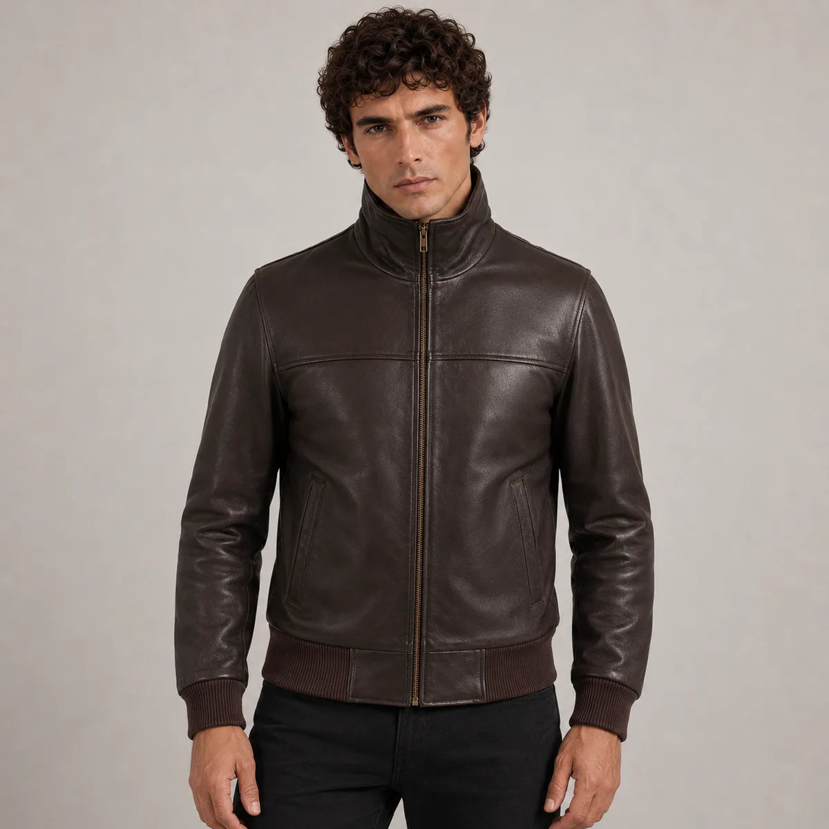 
Marron Foncé Sheepskin Blouson Bombardier en Cuir pour Homme - Vue de face & silhouette ajustée | Acheter en ligne