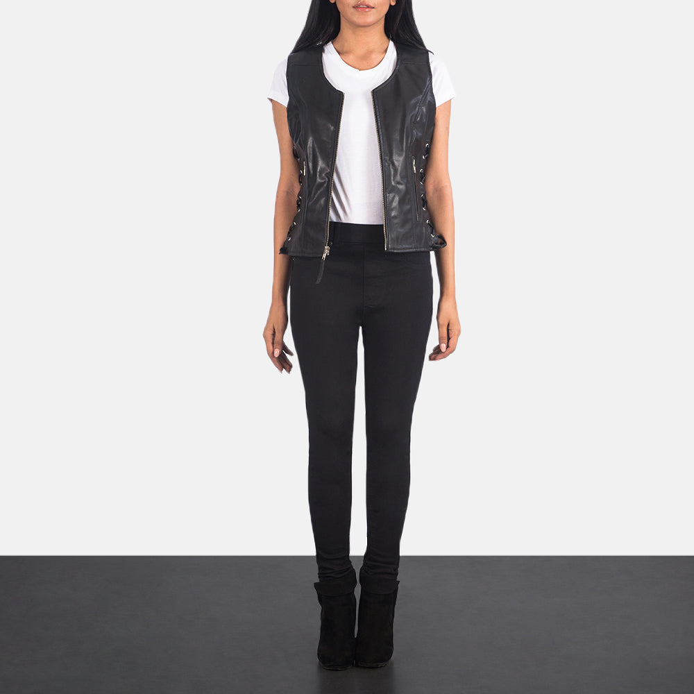 
Vanda Noir Leather Biker Vest pour Femme - Vue de profil mettant en valeur la coupe de manche ergonomique