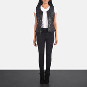 
Vanda Noir Leather Biker Vest pour Femme - Vue de profil mettant en valeur la coupe de manche ergonomique